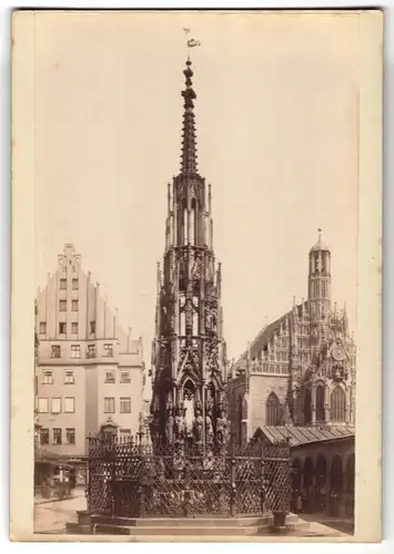 Fotografie unbekannter Fotograf, Ansicht Nürnberg, Schöner Brunnen mit Rathaus