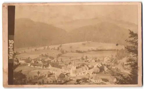 Fotografie unbekannter Fotograf, Ansicht Kapellen, Panorama mit Kirche 1890