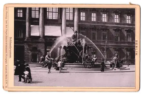 Fotografie Rob. Prager, Berlin, Ansicht Berlin, Partie am Schloss mit Neptunbrunnen