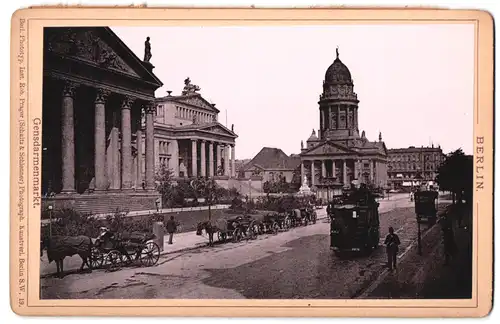 Fotografie Rob. Prager, Berlin, Ansicht Berlin, wartende Kutschen am Gendarmenmarkt