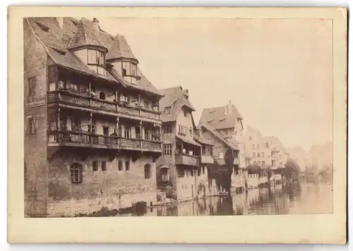 Fotografie unbekannter Fotograf, Ansicht Nürnberg, Pegnitz Partie mit Alten Häusern