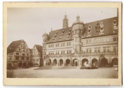 Fotografie unbekannter Fotograf, Ansicht Rothenburg ob der Tauber, Rathausplatz mit Rathaus und Gewerbe-Halle