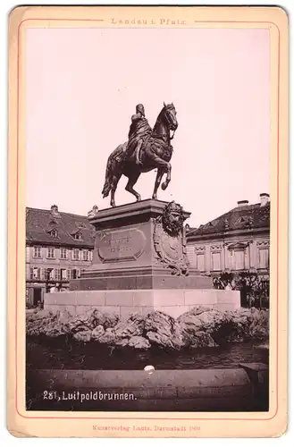 Fotografie Lautz, Darmstadt, Ansicht Landau i. Pf., Partie am Luitpoldbrunnen mit Reiterdenkmal