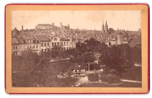 Fotografie unbekannter Fotograf, Ansicht Nürnberg, Blick in die Stadt mit Park