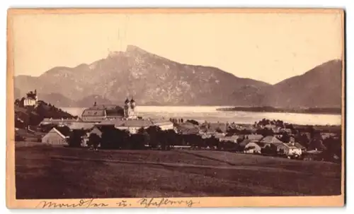 Fotografie unbekannter Fotograf, Ansicht Mondsee, Ortspartie mit Blick zur Kirche