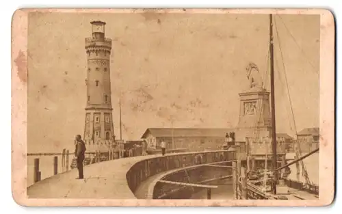 Fotografie unbekannter Fotograf, Ansicht Lindau i. Bodensee, Partie an der Hafeneinfahrt mit Leuchtturm