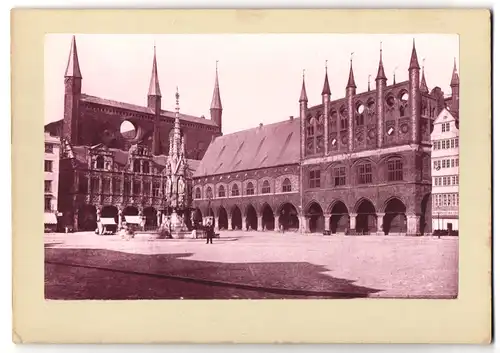 Fotografie unbekannter Fotograf, Ansicht Lübeck, Denkmal vor dem Rathaus