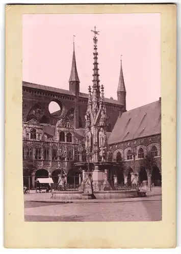 Fotografie unbekannter Fotograf, Ansicht Lübeck, Denkmal am Rathaus