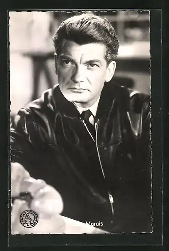 AK Schauspieler Jean Marais in Lederjacke mit ernstem Blick