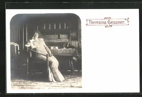 AK Schauspielerin Theresina Gessner im eleganten Kleid auf einem Stuhl sitzend