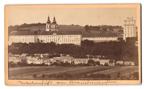 Fotografie unbekannter Fotograf, Ansicht Kremsmünster, Totalansicht mit Kloster