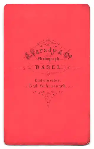 Fotografie A. Varady & Co., Basel, Ansicht Bad Schinznach, Haus am Strassenrand mit Efeu bewachsen