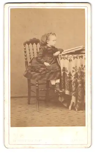 Fotografie Ed. Wettstein, Verviers, Portrait kleines Mädchen im Kleid mit einem Buch
