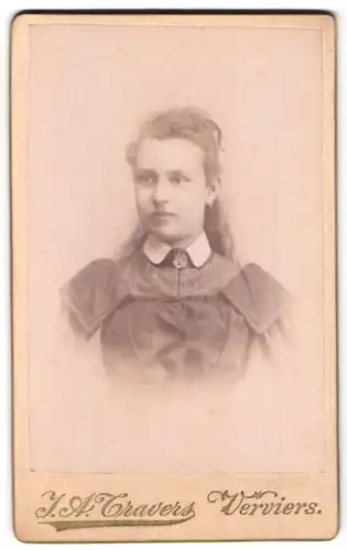 Fotografie J. A. Travers, Verviers, Rue de Hodimont, Portrait junge Dame im modischen Kleid