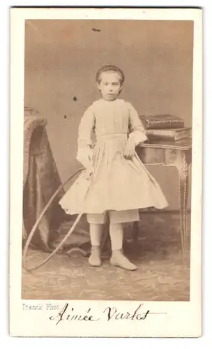 Fotografie Franck, Paris, 18, Rue Vivienne, Portrait Mädchen im Kleid mit Reifen