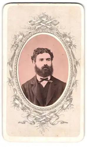 Fotografie unbekannter Fotograf und Ort, Brustportrait modisch gekleideter Herr mit Bart
