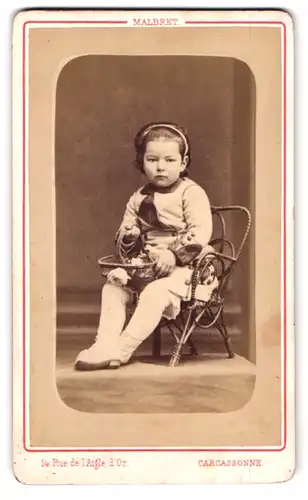 Fotografie Malbret, Carcassonne, 14, Rue de l`Aigle d`Or, Portrait hübsch gekleideters Kind mit Korb