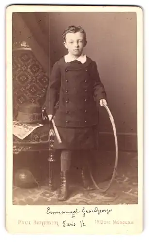 Fotografie Paul Berthier, Paris, 15, Quai Malaquais, Portrait modisch gekleidetes Mädchen mit Reifen