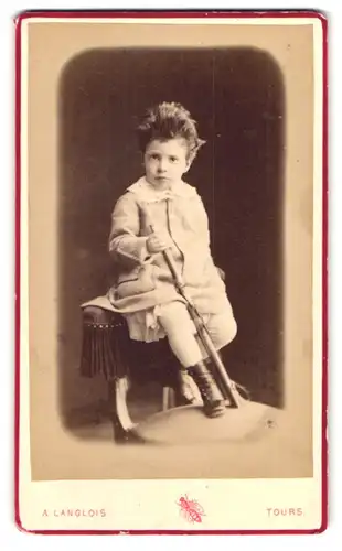 Fotografie A. Langlois, Tours, 2, Rue des Fosses St. Georges, Portrait Kind in zeitgenössischer Kleidung