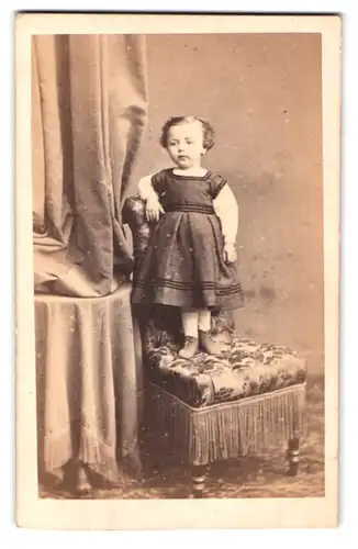 Fotografie S. Bureau Succr., Paris, 28, Rue Montpensier, Portrait kleines Mädchen im Kleid