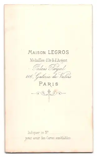 Fotografie Maison Legros, Paris, 116, Galerie de Valois, Portrait junge Dame in hübscher Kleidung