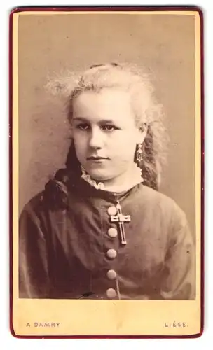 Fotografie A. Damry, Liège, Mont St. Martin 27, Portrait junge Dame mit Ohrringen und Kreuzkette