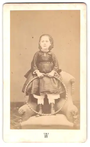 Fotografie Wenceslas, Avignon, Rue Pétrarque, 4, Portrait kleines Mädchen im Kleid mit Reifen