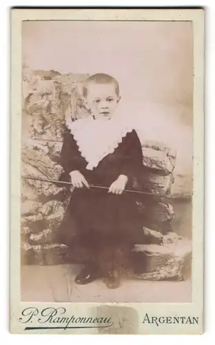 Fotografie P. Ramponneau, Argentan, Rue de l`Orne, Portrait kleines Mädchen im Kleid mit Stock