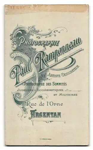 Fotografie P. Ramponneau, Argentan, Rue de l`Orne, Portrait kleines Mädchen im Kleid mit Stock