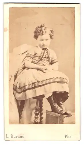Fotografie L. Durand, Paris, 42, Rue Fontaine-St.-Georges, 42, Portrait kleines Mädchen im hübschen Kleid
