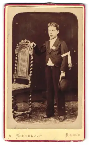 Fotografie A. Bouteloup, Redon, Portrait kleiner Junge in modischer Kleidung