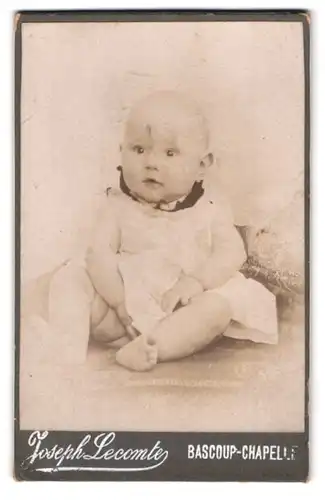 Fotografie Joseph Lecomte, Bascoup-Chapelle, Portrait süsses Kleinkind im weissen Kleid