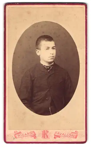 Fotografie F. Ricard, Avallon, Place du Marché, Brustportrait junger Mann in modischer Kleidung