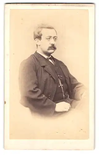 Fotografie Prosper Deloeul, Bruxelles, Rue Neuve 2, Portrait bürgerlicher Herr mit Zwicker und Schnurrbart