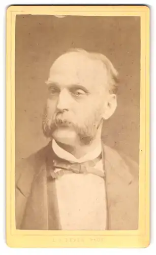 Fotografie L. H. Zeyen, Liège, Place St. Jean 1, Portrait modisch gekleideter Herr mit Backenbart
