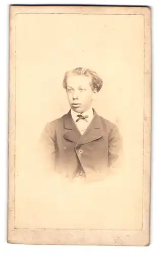Fotografie William, Dunkerque, 10, Rue Maurienne, Portrait junger Mann in modischer Kleidung