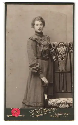 Fotografie G. S. Ander, Lidköping, Hübsche Schwedin an einem Jugendstil-Stuhl