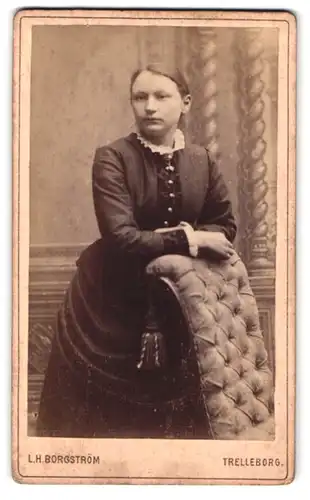 Fotografie L. H. Borgström, Trelleborg, Portrait junge Frau im Biedermeierkleid