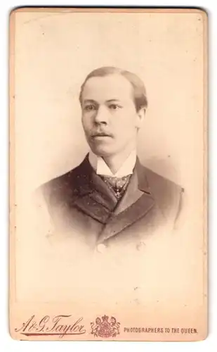 Fotografie A. & G. Taxlor, London, Regent Street 153, Portrait Brite im Tweed Anzug mit Krawatte