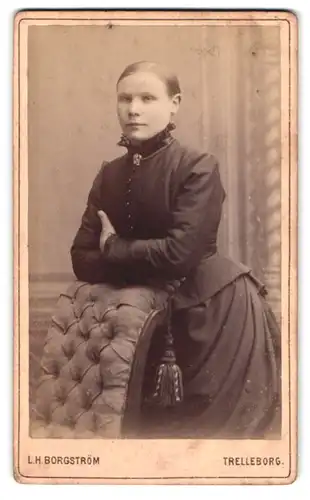 Fotografie L. H. Bergström, Trelleborg, Portrait junge Frau im Biedermeierkleid mit hohem Kragen