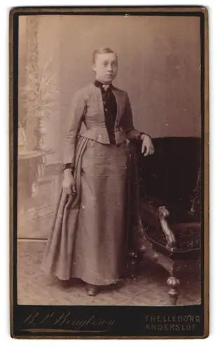 Fotografie B. P. Bengtsson, Trelleborg, Portrait Frau im grauen Kleid mit Brosche