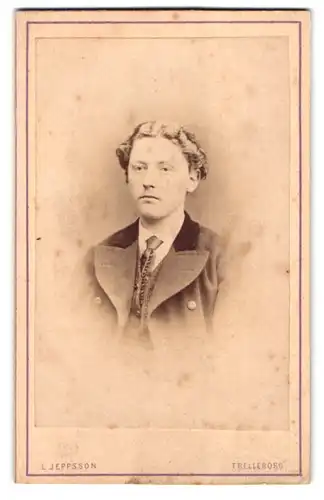 Fotografie L. Jeppsson, Trelleborg, Portrait junger Schwede im Anzug mit Locken