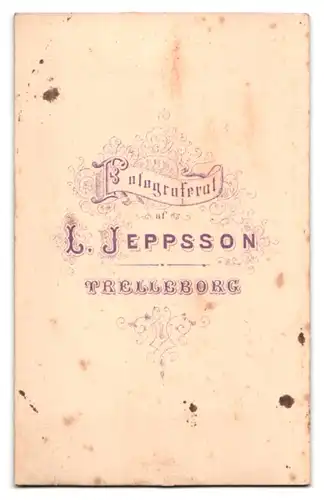 Fotografie L. Jeppsson, Trelleborg, Portrait junger Schwede im Anzug mit Locken