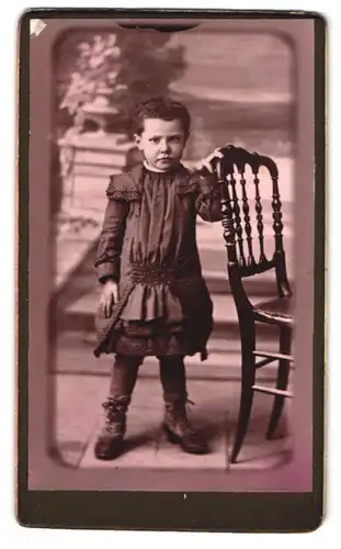 Fotografie Sinard, Orange, Mädchen mit trotzigem Blick