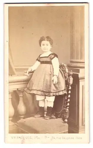 Fotografie Verneuil, Paris, 34 Rue Dauphine, Mädchen im Kleid mit Ohrringen