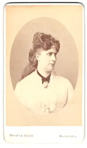 Fotografie Mondel & Jacob, Wiesbaden, Taunusstrasse 12, Dame in weissem Kleid mit Camée