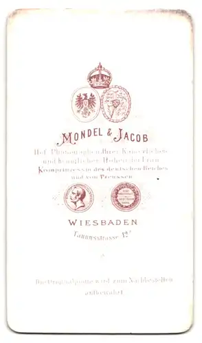 Fotografie Mondel & Jacob, Wiesbaden, Taunusstrasse 12, Dame in weissem Kleid mit Camée