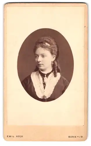 Fotografie Emil Koch, Bonn, Cöln-Strasse 23, hübsches Fräulein mit Ohrringen im Portrait