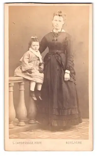 Fotografie L. Claudevelle, Boulogne, Rue des Carreaux 7, Mutter mit ihrer Tochter