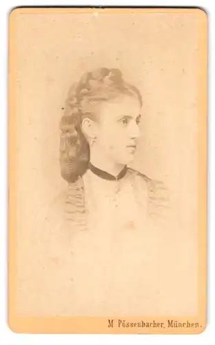 Fotografie M. Pössenbacher, München, Amalien-Strasse 6, Junge Dame mit Haarnetz im Portrait
